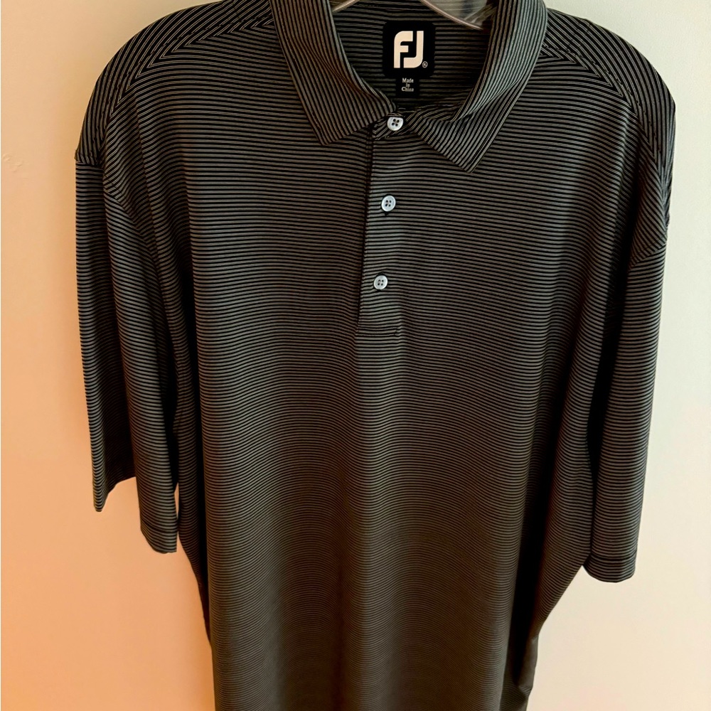 Footjoy Men’s golf polo. Black and white pinstripes Size XL moisture wicking